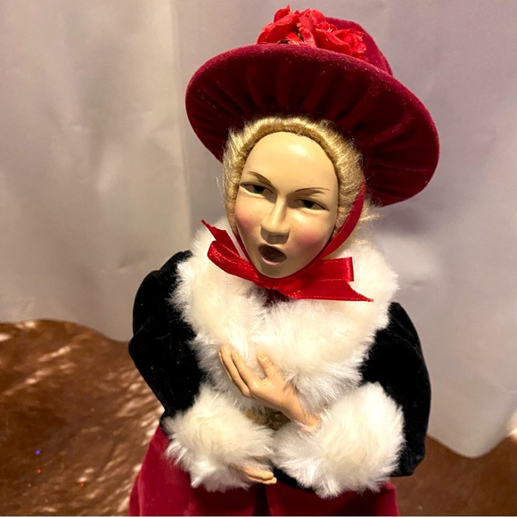 SET VICTORIAN FAMILY CHRISTMAS CAROLERS ELEGANT LADY BOYS GIRLS SINGER FIGURINES - Picture 3 of 8